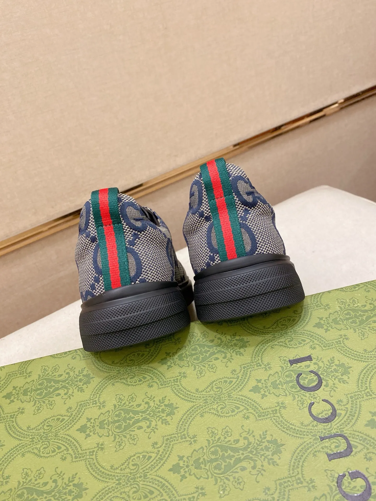 Ex-factory price 400💰【Gucci】Gucci men’s latest series of casual shoes! The official website is built 1:1. The upper is made of imported high-quality cowhide, and the lining is made of high-quality sheepskin, which is soft and comfortable. Picky selection of materials and exquisite workmanship give you the best enjoyment. Number of yards: 38-44 yards.